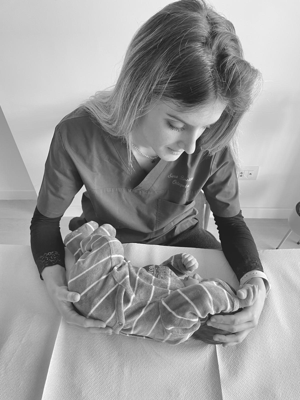 Trattamento osteopatico su un neonato